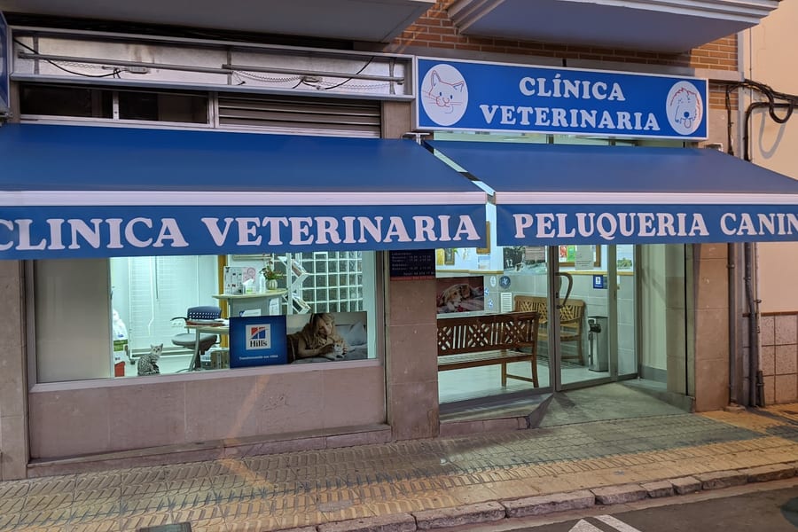 La clínica abierta, con los toldos desplegados