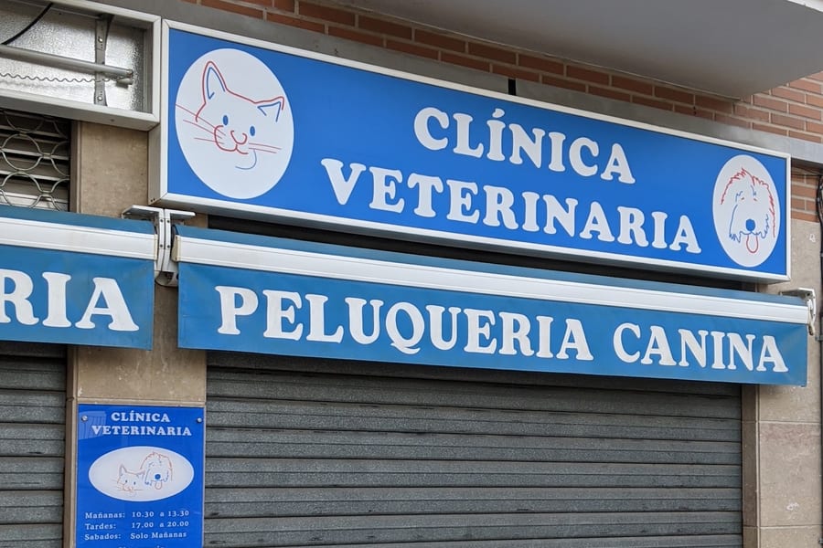 La clínica con la persiana bajada, con su rótulo del gato y el perro